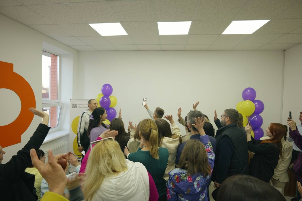 Олексій Гончаренко робить селфі з людьми 