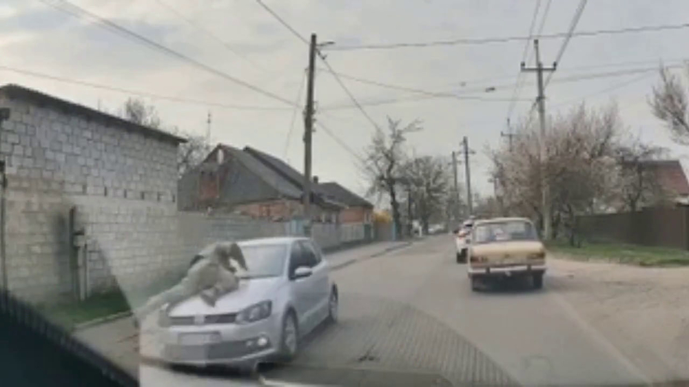 Військовий на капоті автомобіля