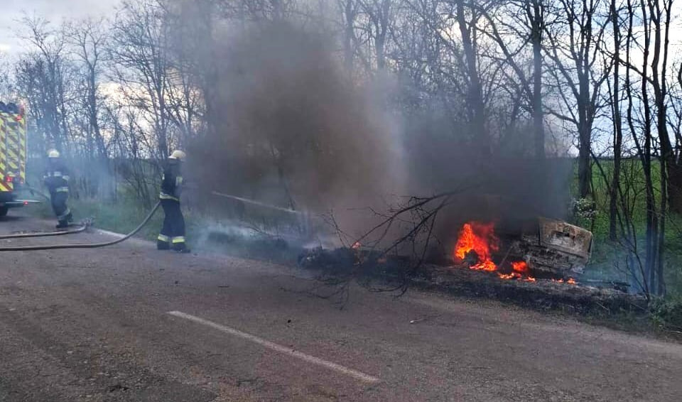 Горить автівка у Соколівській громаді