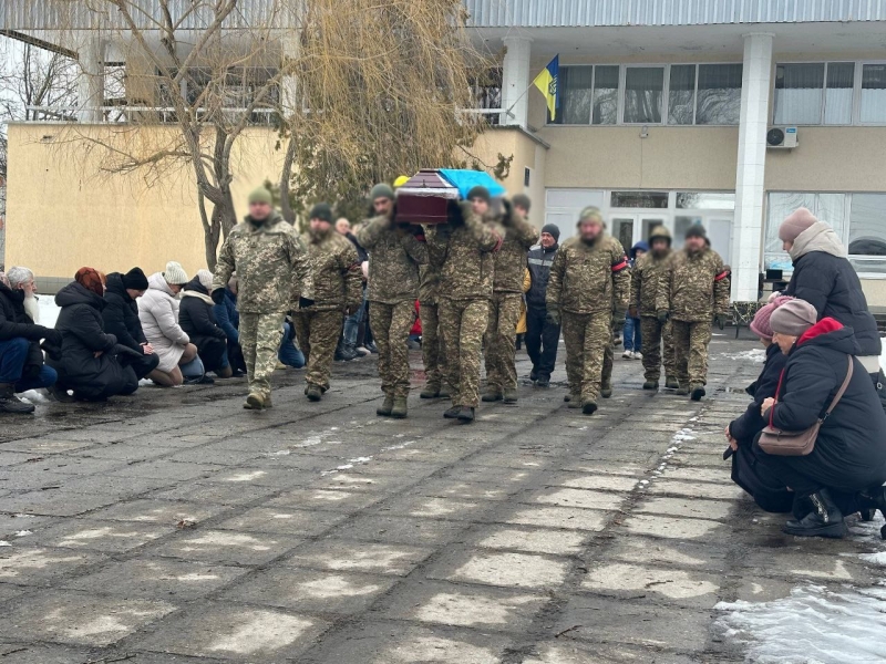 Воїна несуть труну загиблого бійця зі Світловодської громади