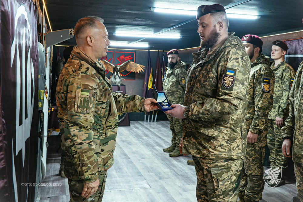 Головнокомандувач Олександр Сирський вручає нагороду військовому з Кіровоградщини Євгену