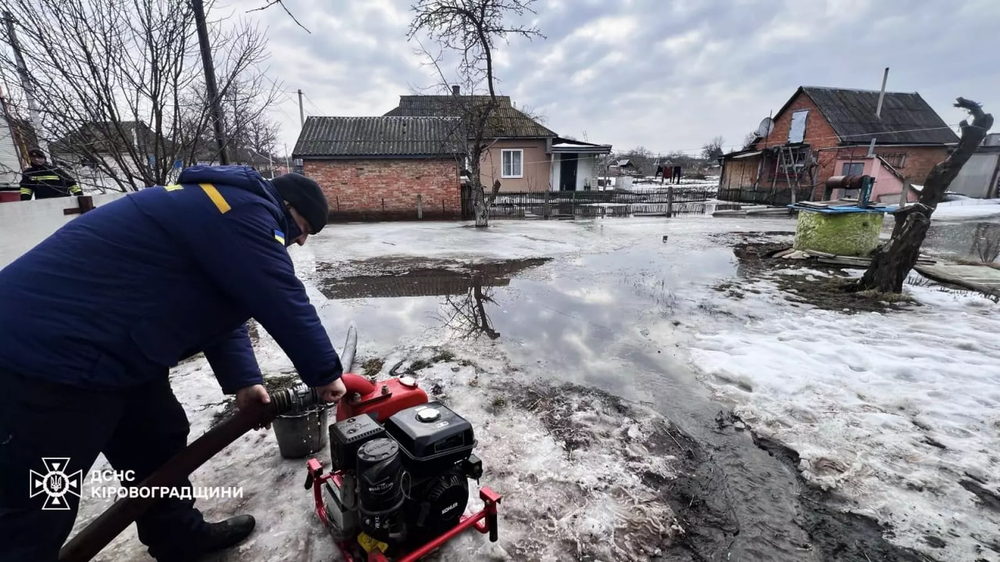 Рятувальники помпою відкачують воду після підтоплення на Кіровоградщині