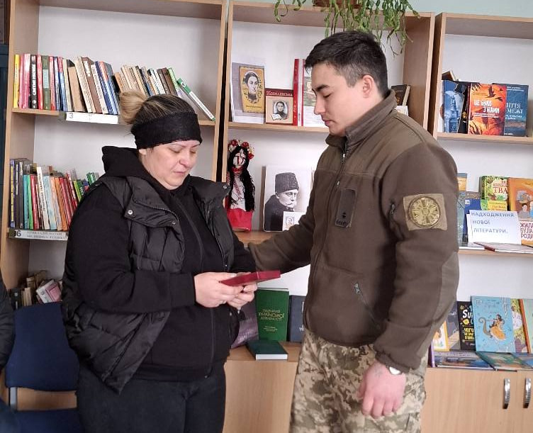 Військовослужбовець передає нагороду матері загиблого Дмитра Козака