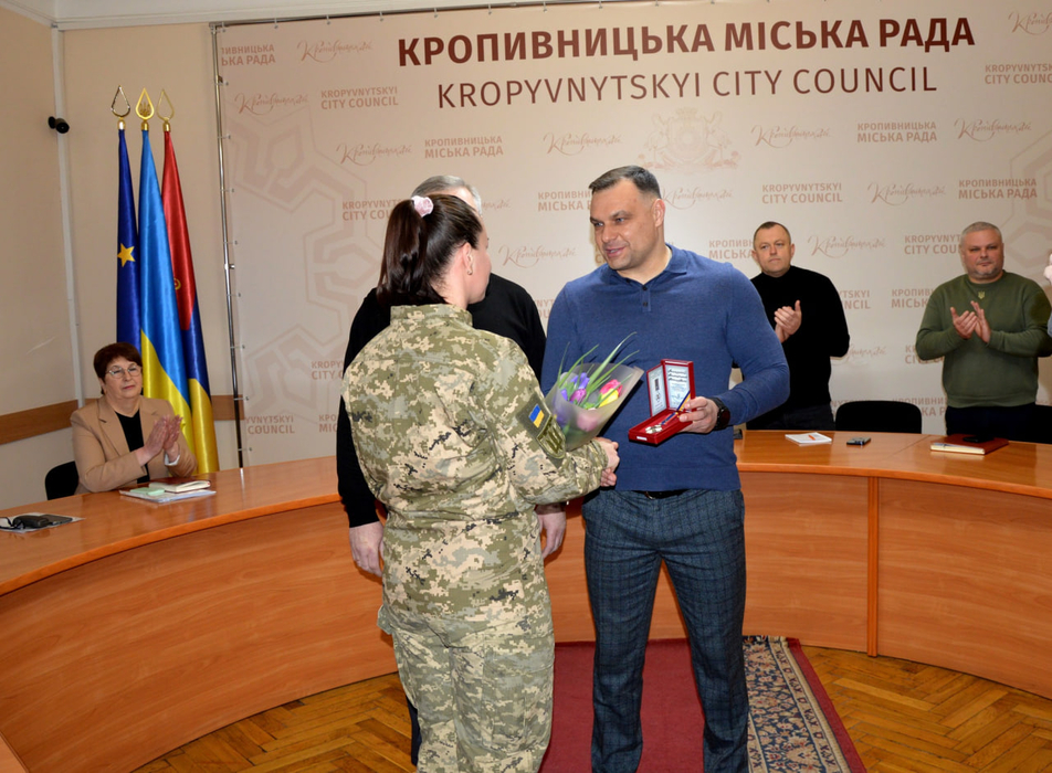 Олег Колюка та Олександр Мосін передають нагороду «Полум'яне серце» військовослужбовиці