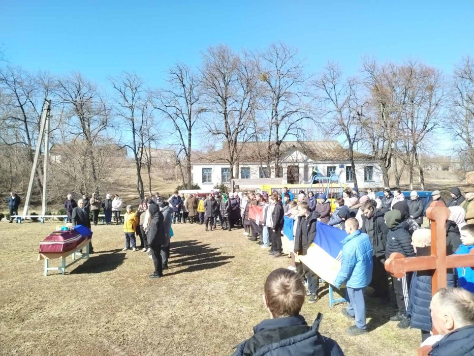 Громада на прощанні з Іваном Слюсарем у Олександрівьскій громаді