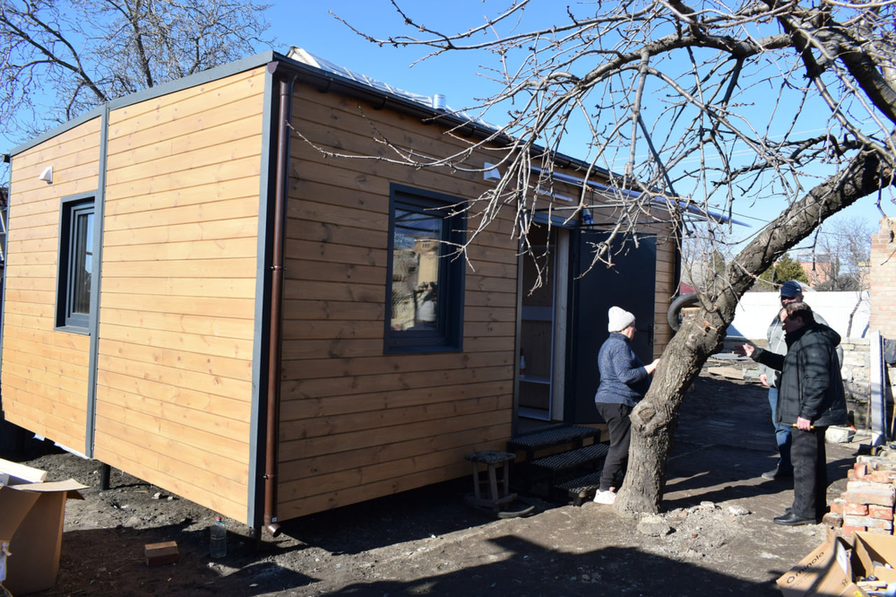 Родина біля модульного будинку в Кропивницькому
