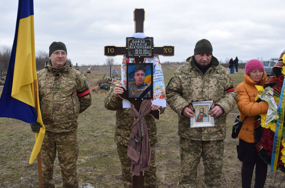 Намогильний хрест загиблого Віталія Байзо