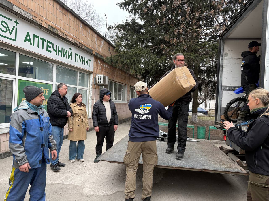 Шведські волонтери передають допомогу медикам