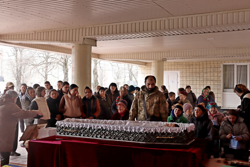 Люди на прощанні з полеглим військовим Андрієм Котляренком