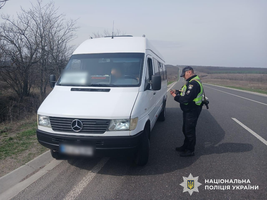 Поліцейський перевіряє перевізника на маршрутці