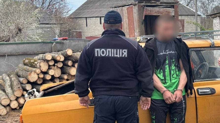 Затриманий лісоруб з поліцейським