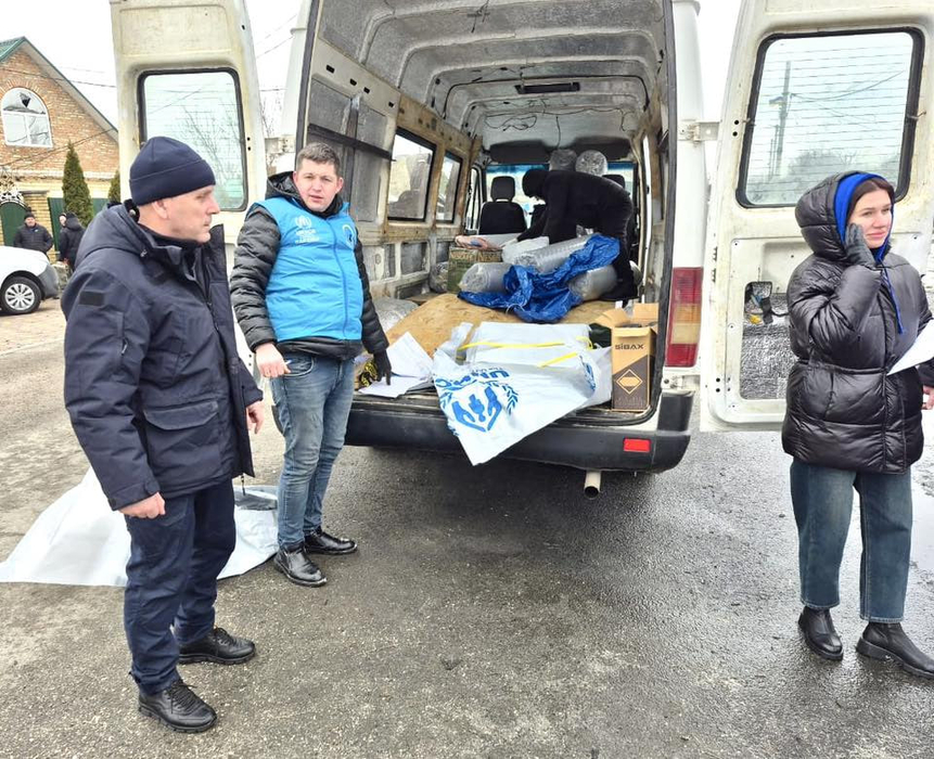 Волонтери передають будматеріали власникам постраждалих від обстрілу будинків у Новоархангельській громаді