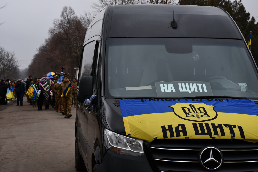 Колона поховальної процесії на прощанні з Сергієм Геращенком