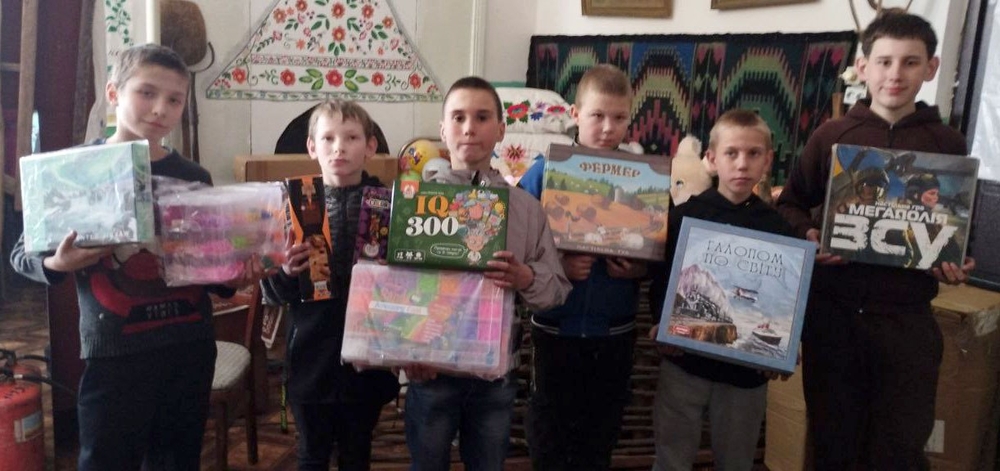 Діти тримають настільні ігри