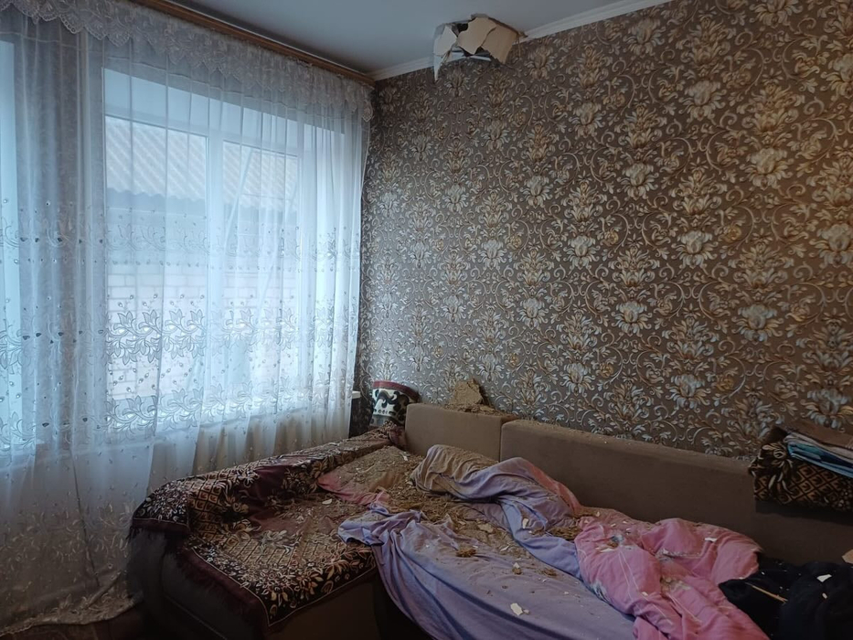 Пробита стеля уламками російського дрона