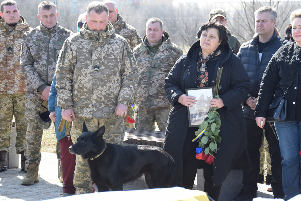 Люди на прощанні з полеглим військовим Артемом Тараном та його собака
