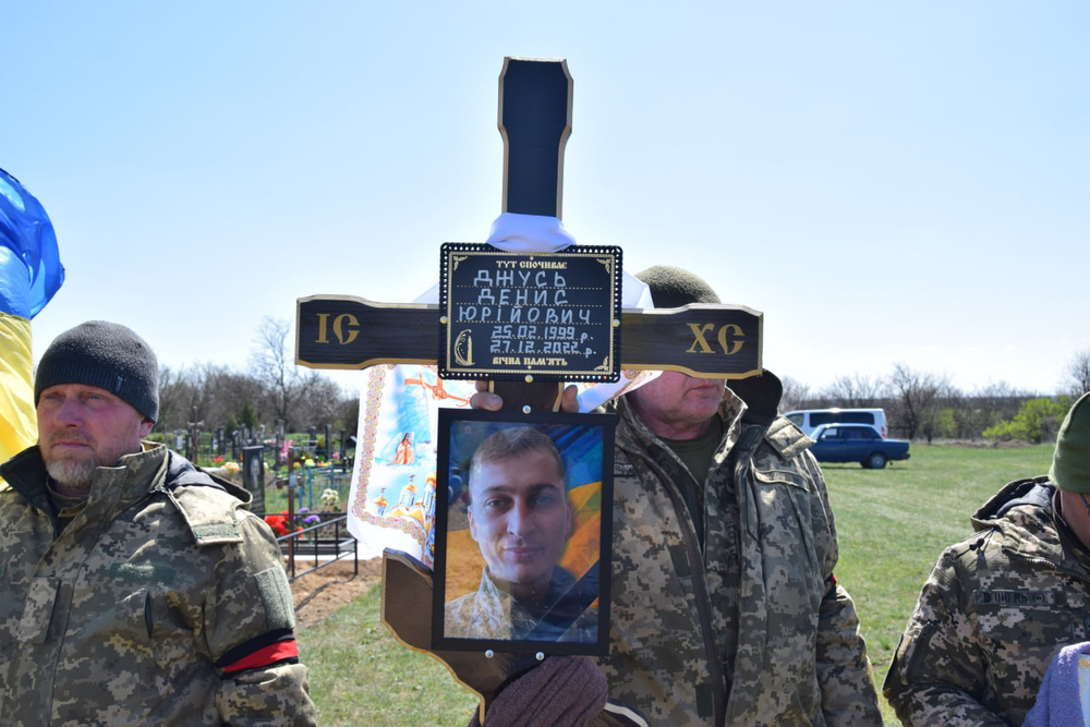 Намогильний хрест загиблого Дениса Джуся