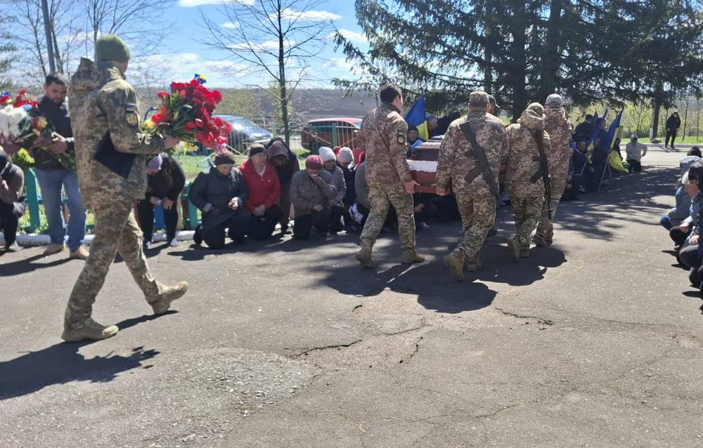 Військові несуть труну із загиблим Владиславом Гудаліним.