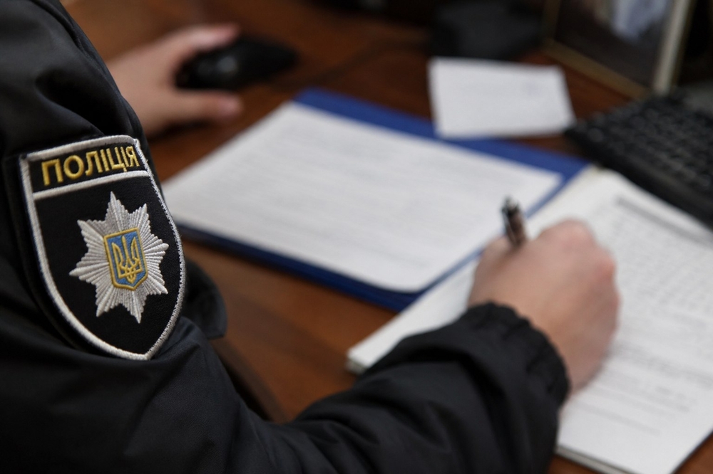Слідчий підписує документ