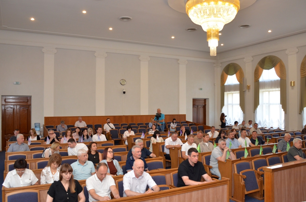 депутати під час 32-ї сесії обласної ради