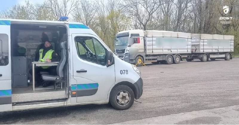 фото вантажівки на дорозі 