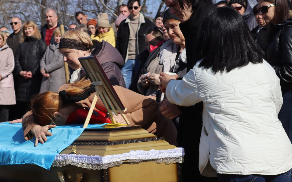 Жінка схилилась над труною загиблого військового Дмитра Михайлика