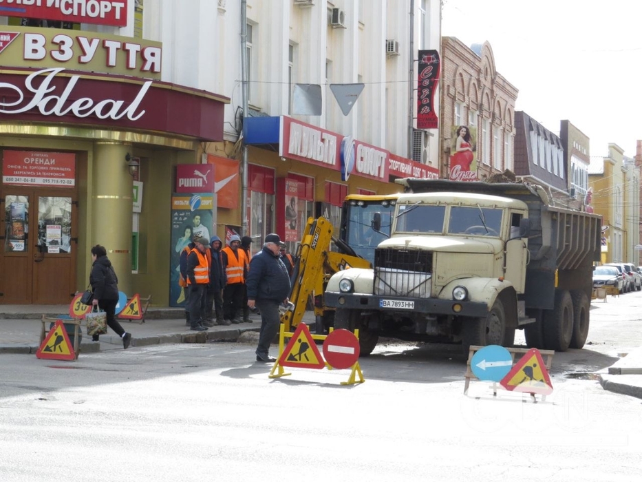 Ремонтні роботи на тепломережі у Кропивницькому