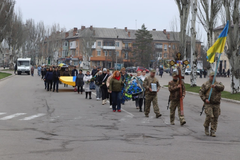Воїни несуть намогильний хрест загиблого Михайла Гапона