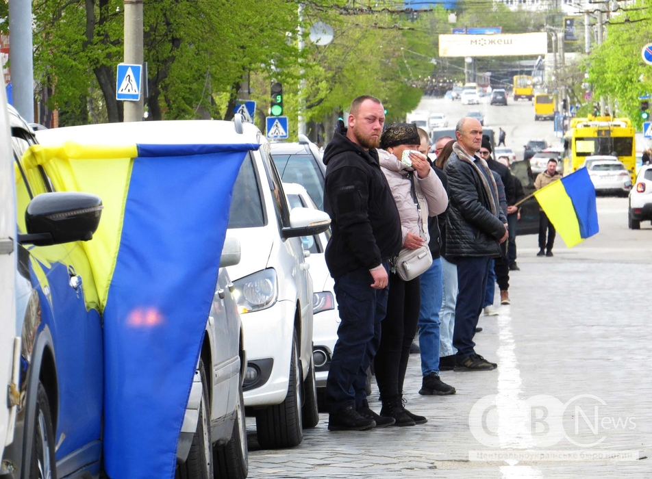 Рідні загиблих військових під час прощання у Кропивницькому