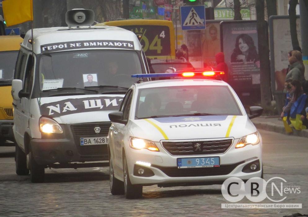 Поліцейська машина та траурний кортеж їдуть середмістям Кропивницького