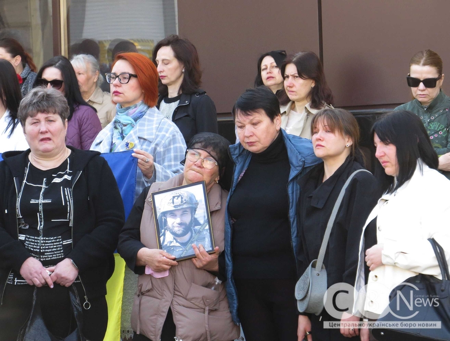 Рідні загиблого військового Ігоря Ліпкіна на прощанні