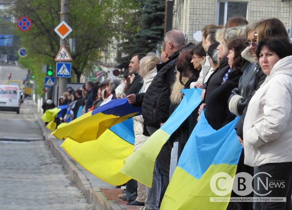 Люди стоять з прапорами під час прощання з воїнами з Кропивницького