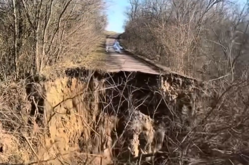 Фото провалля на дорозі між селами