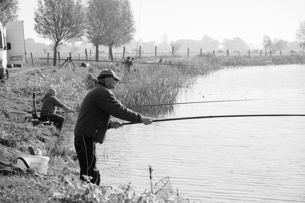 Рибалки на річці