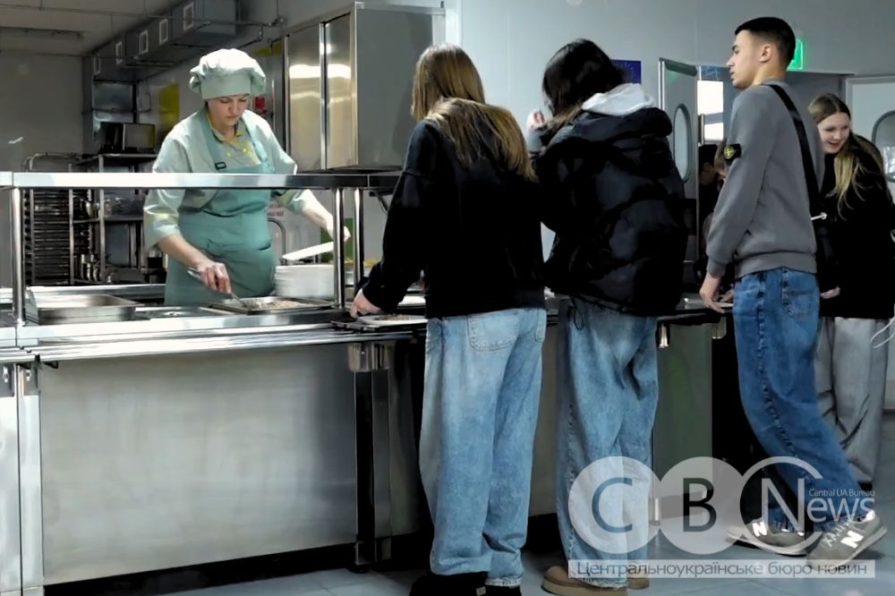Діти отримують їжу в оновленому харчоблоці в Кропивницькому
