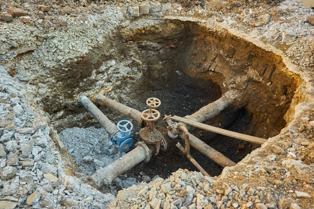 Фото ями з трубами мережі водопостачання