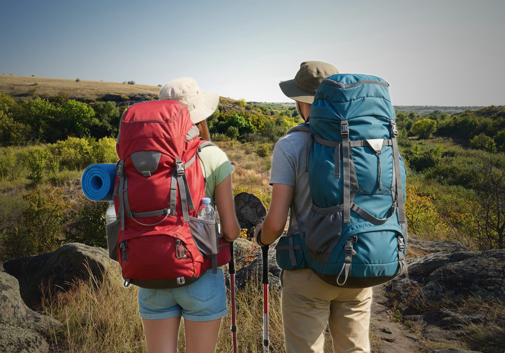 Туристи стоять на фоні краєвидів туристичної локації Кіровоградщини