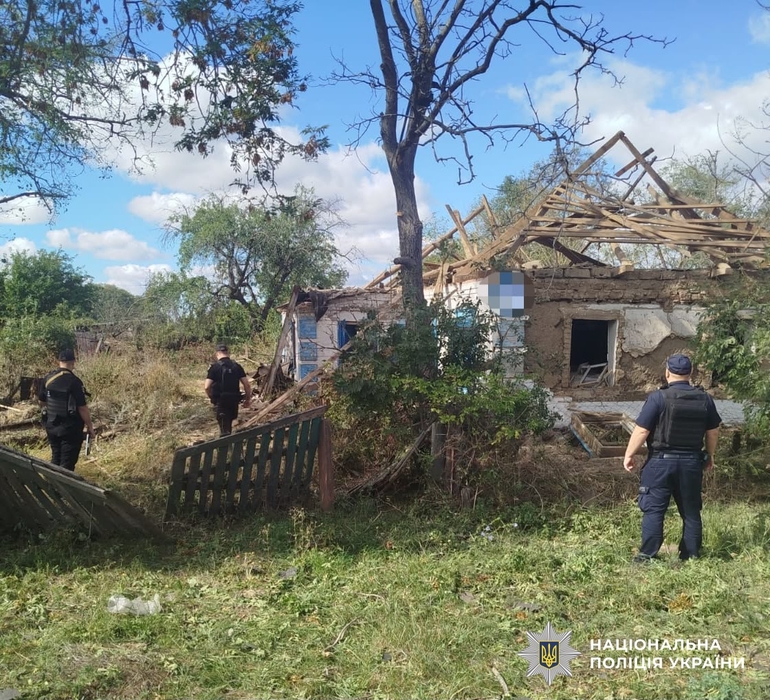 Правоохоронці разом із представниками інших служб працюють на місцях подій 