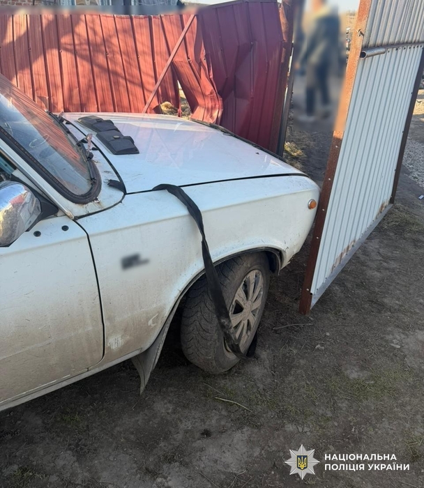 Автівка врізалася в паркан