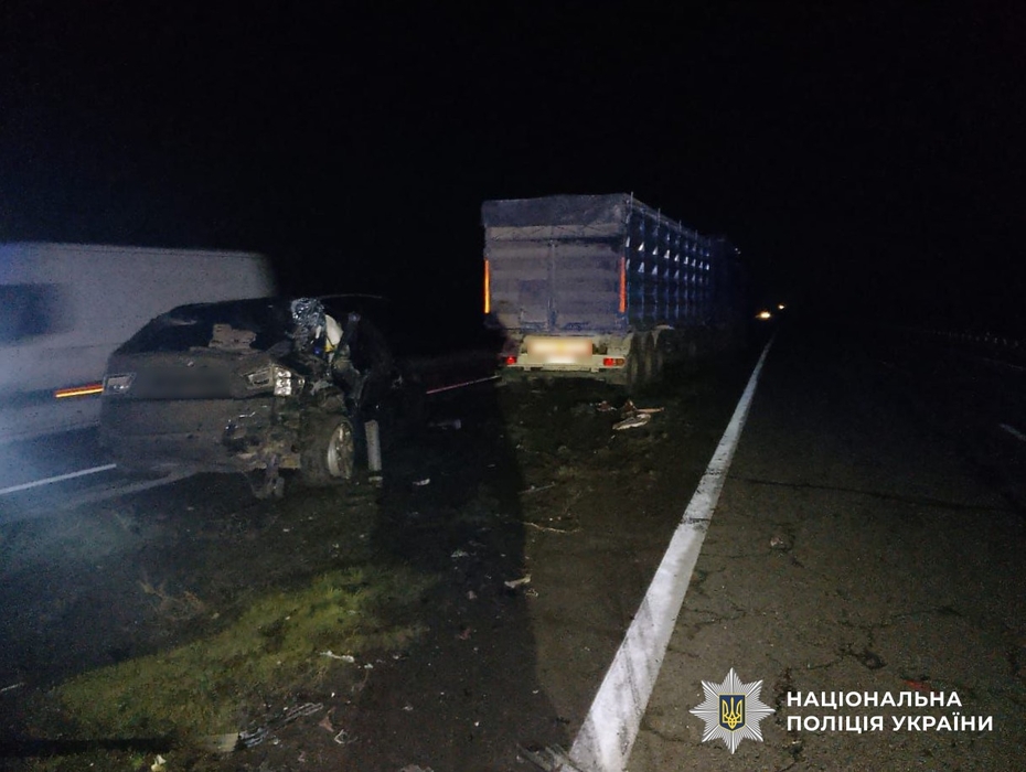 Вантажівка стоїть на місці ДТП