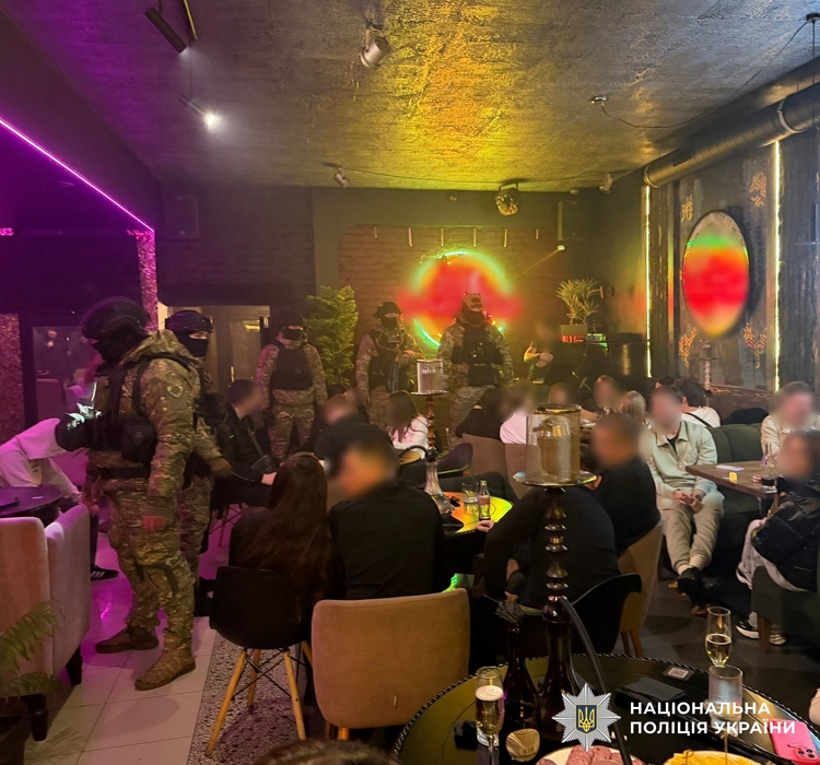 Поліція в кафе-барі, який працював у комендантську годину в Олександрії.