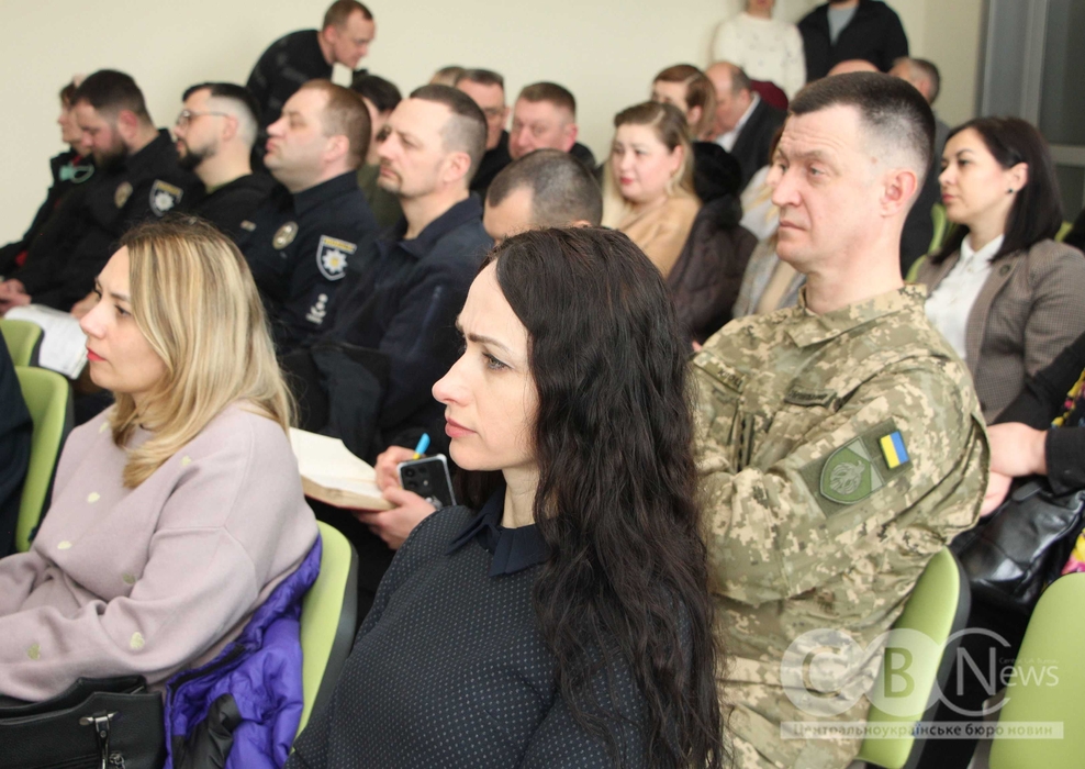 Люди слухають доповідь