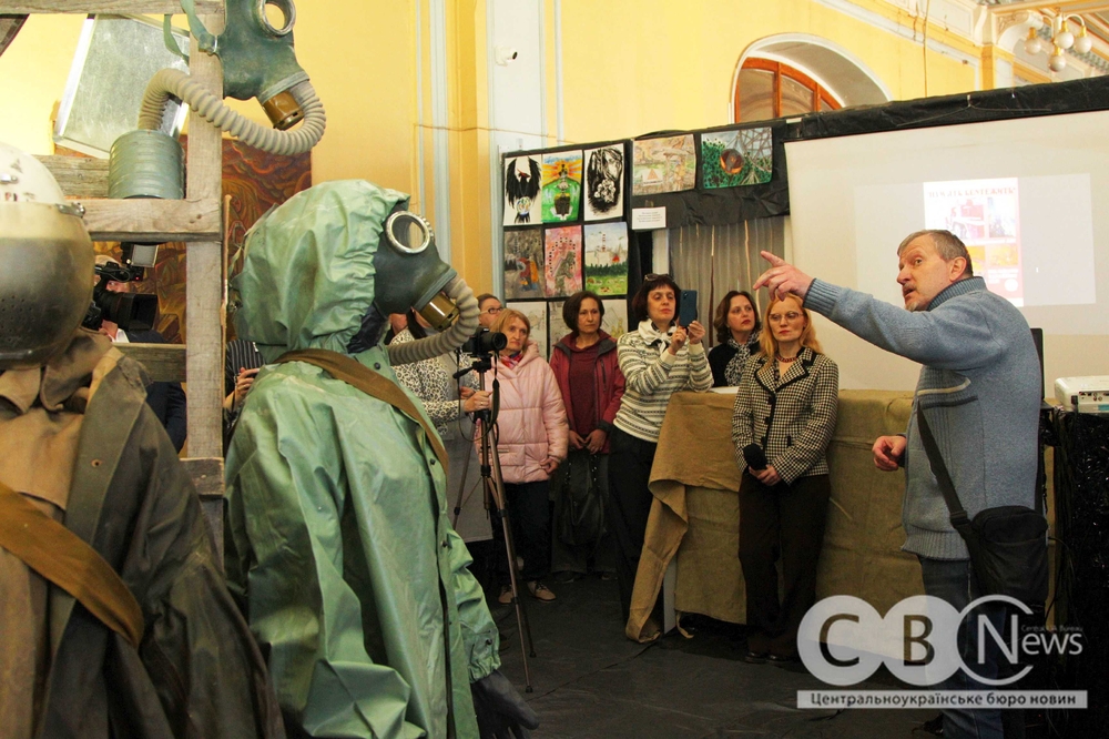 Куратор виставки розповідає присутнім про ліквідаторів ЧАЕС