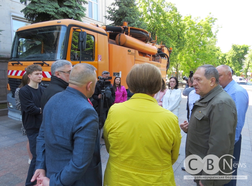 Кропивницький отримав каналопромивну машину від міста Крефельд