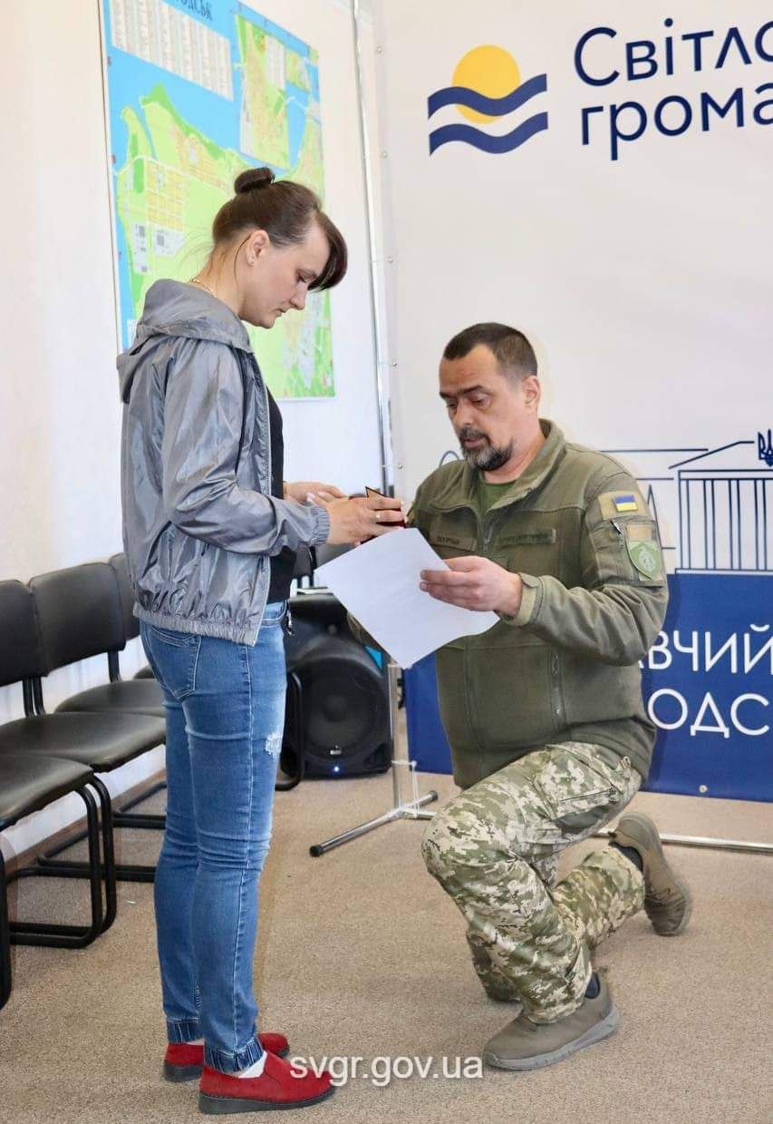 Дружині загиблого воїна вручили його орден у Світловодській громаді