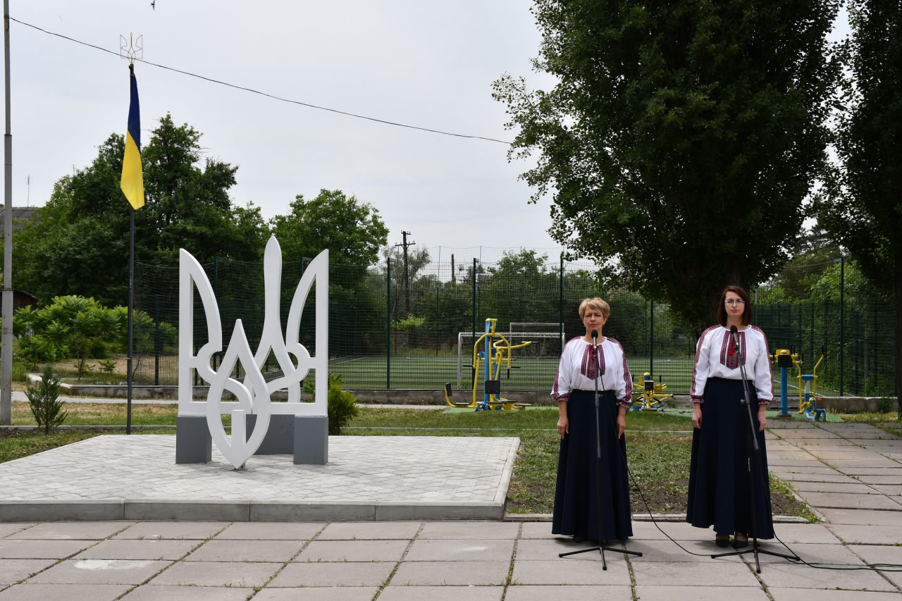 У Приютівській громаді встановили стелу «Герб України – Воля»
