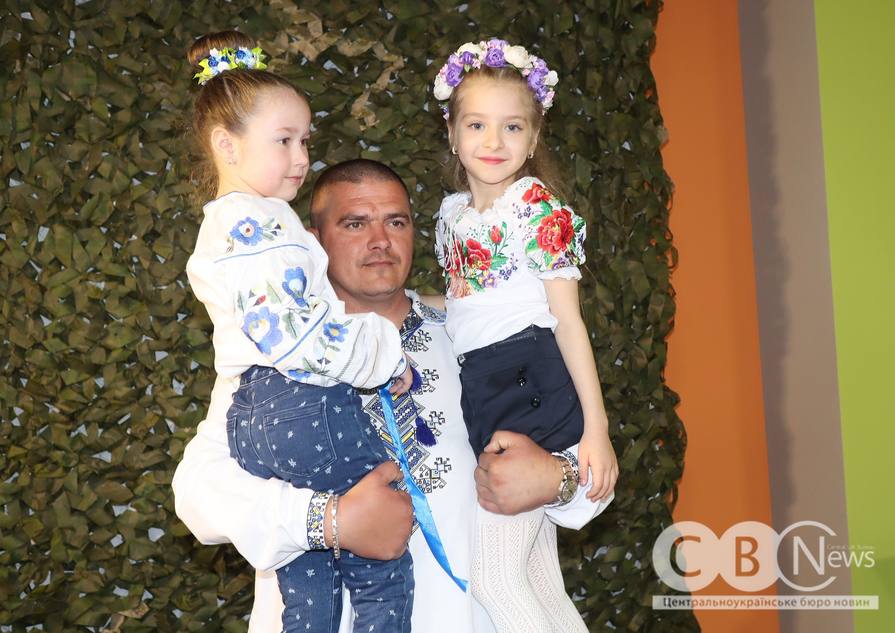 До Дня вишиванки у Кропивницькому влаштували фотосесію з військовими
