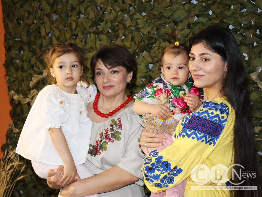 До Дня вишиванки у Кропивницькому влаштували фотосесію з військовими