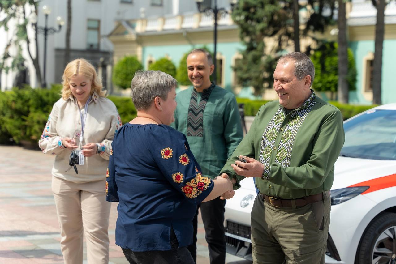 Медзакладам Кіровоградщини передали сім нових авто
