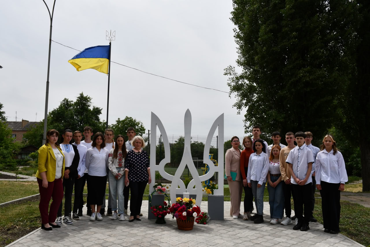 У Приютівській громаді встановили стелу «Герб України – Воля»